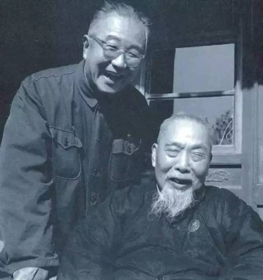 20世纪60年代末，启功先生（左）和他的老师、北京师范大学校长陈垣合影。