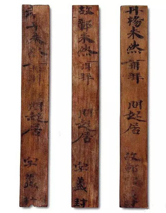 朱然墓出土的木刺。汉魏流行在简上书写姓名、官爵、郡县乡里、问候语等，类似今日的名片。