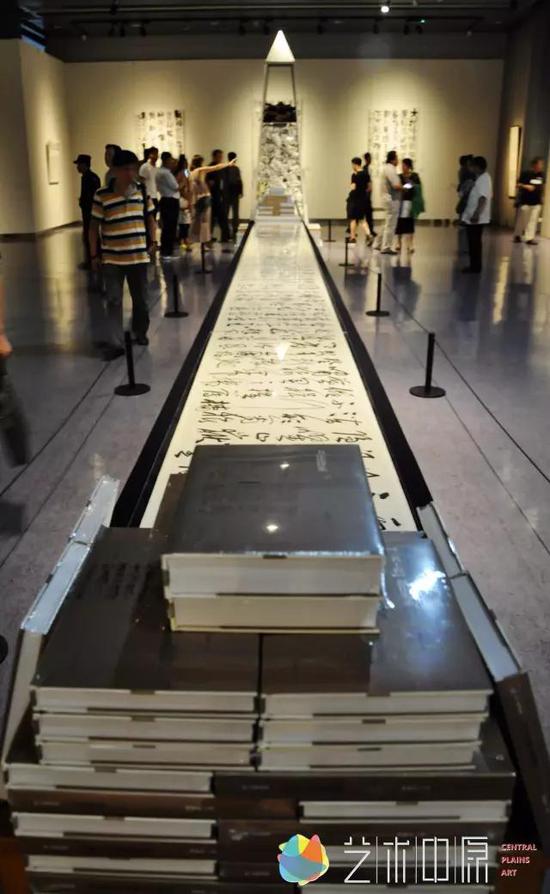 展览中最为别致的当属“废纸三千”这一装置作品。