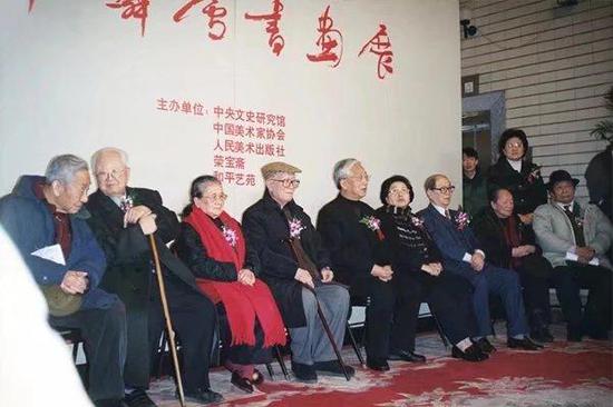 2002年，朱家溍、启功、黄苗子等参加许麟庐在中国美术馆举办的书画展