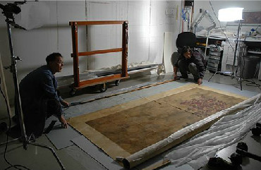 波士顿美术馆首次在展厅公开修复中国古画