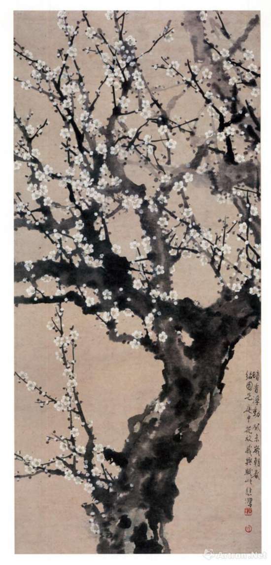 此次展出的徐悲鸿《暗香浮动图》，1943年，106cm×48.5cm，纸本设色，广州艺术博物院 藏